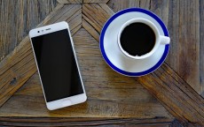 华为手机进入待机界面，科技与人文的静谧交汇点