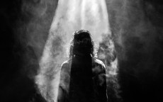 黑夜给了我黑色的眼睛，华为却唤醒了它