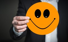 请注意，这是一个带有主观负面评价的关键词，因此文章内容将基于这种观点展开。实际上，华为手机的设计在不同时期和不同系列中都有很多备受好评的案例，这里仅作为特定观点的模拟写作