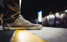 王鹤棣同款耳机测评，多少钱一套？王鹤棣同款鞋